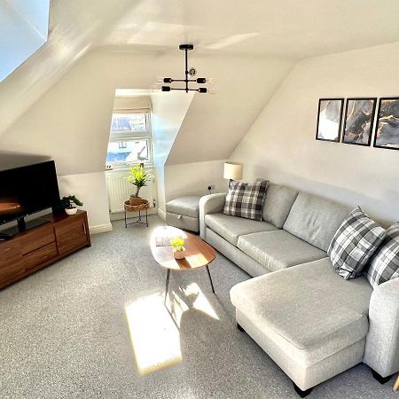 Swanage Holiday Penthouse Apartment, Moments From Beach And Town, On Site Parking, Fast Wifi, Sleeps Up To 6, Rated Exceptional Zewnętrze zdjęcie