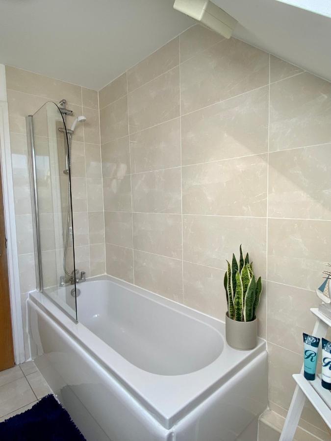 Swanage Holiday Penthouse Apartment, Moments From Beach And Town, On Site Parking, Fast Wifi, Sleeps Up To 6, Rated Exceptional Zewnętrze zdjęcie
