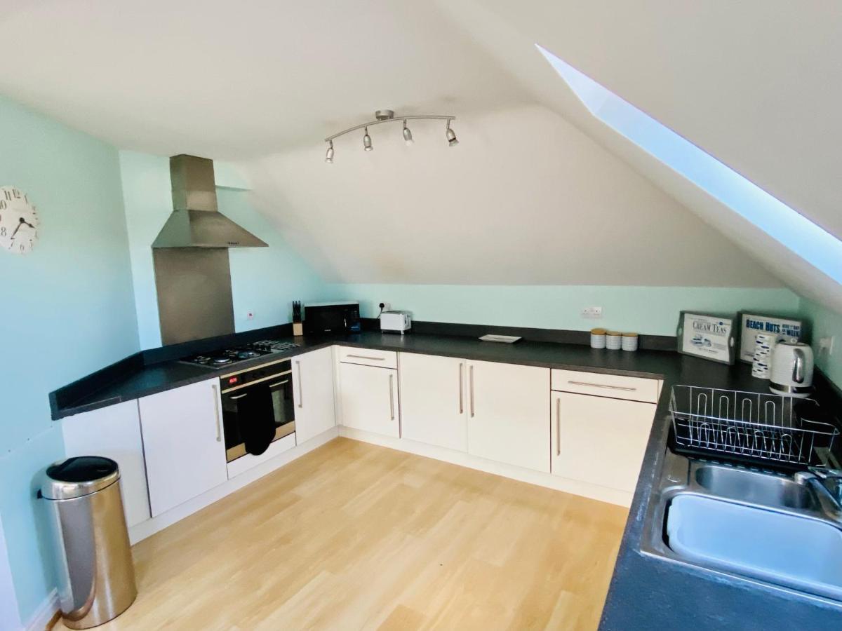 Swanage Holiday Penthouse Apartment, Moments From Beach And Town, On Site Parking, Fast Wifi, Sleeps Up To 6, Rated Exceptional Zewnętrze zdjęcie